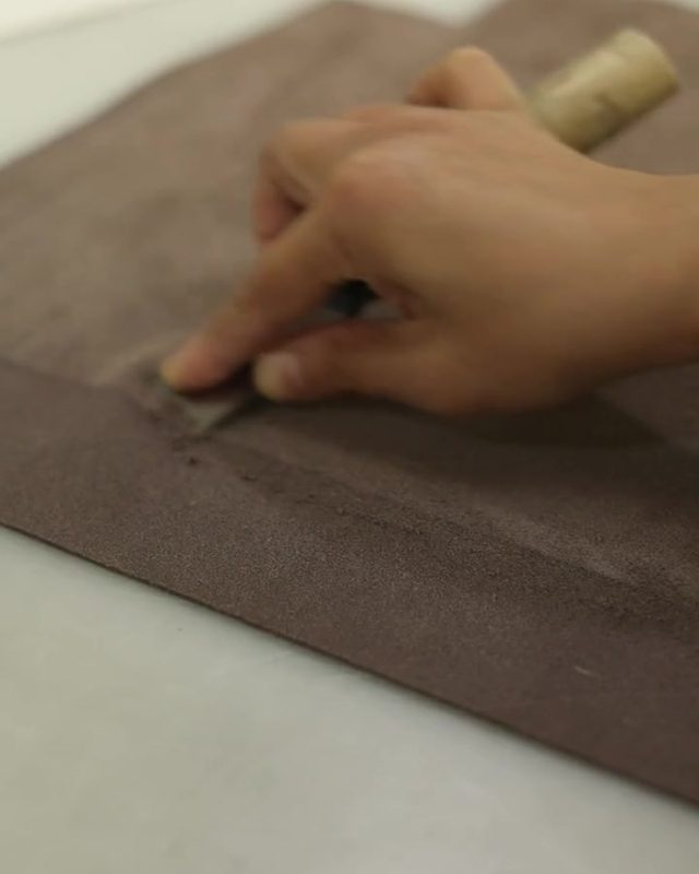 革を確かめる職人の手元