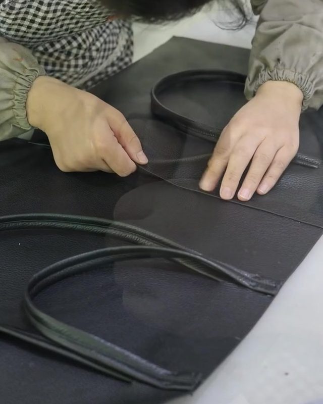 裁断した持ち手などのパーツを並べる手元