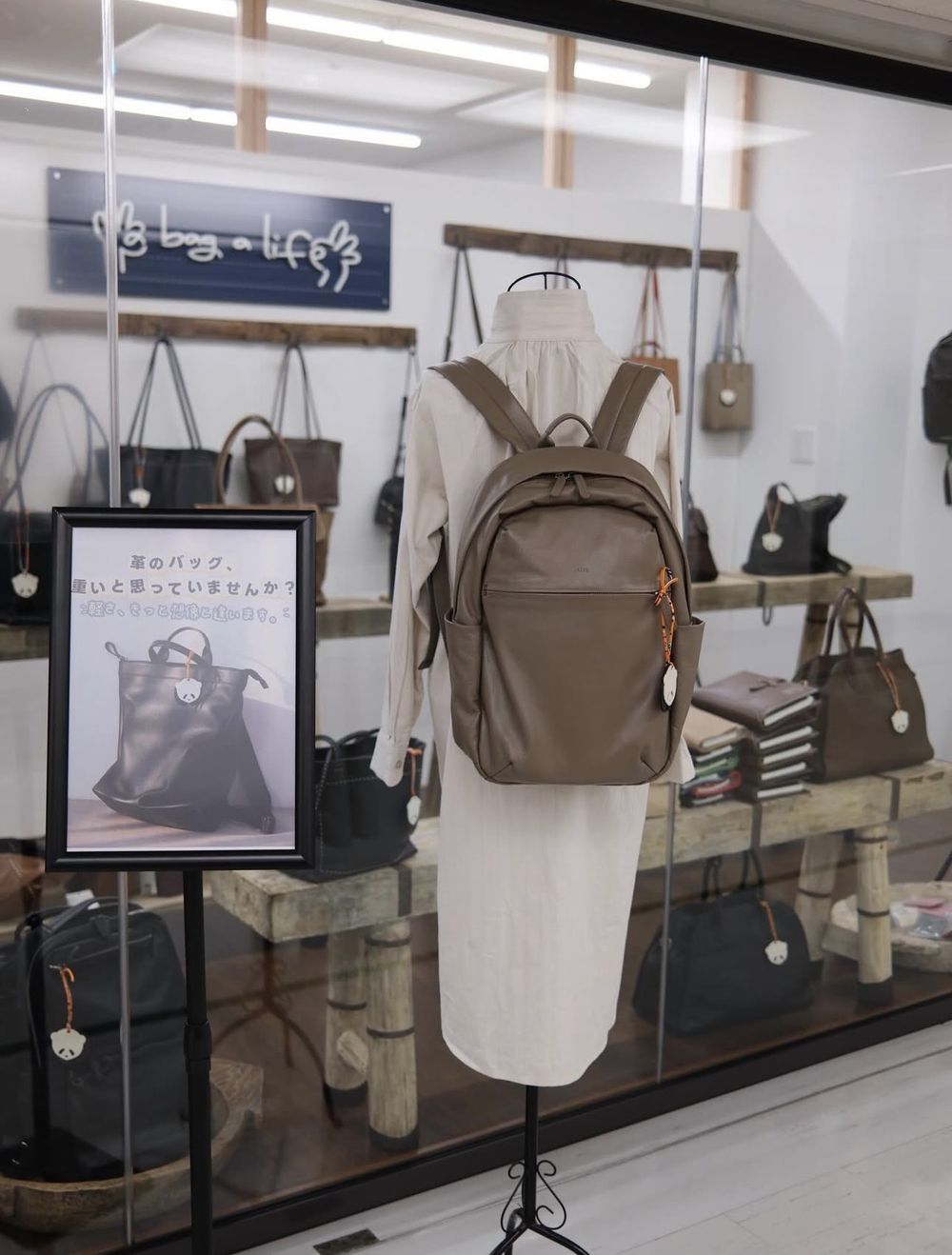 a bag a life 大阪・船場の店舗のウィンドウ